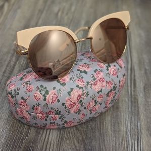🩷 Pink sun glasses with Rose Case included!